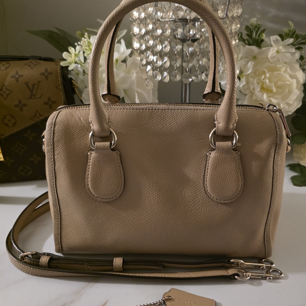 Coach Tan Leather Shoulder Bag with Signature Pouch See Pic 2 For Pouch - Picture 7 of 16